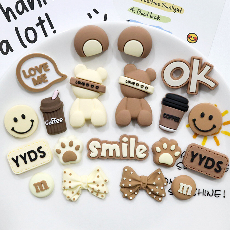 Set di 19 Charms per Scarpe a Forma di Orso Bruno, Accessori Carini per Scarpe con Sorriso e Caffè, Decorazioni in PVC per Sandali, Regalo Perfetto per Feste