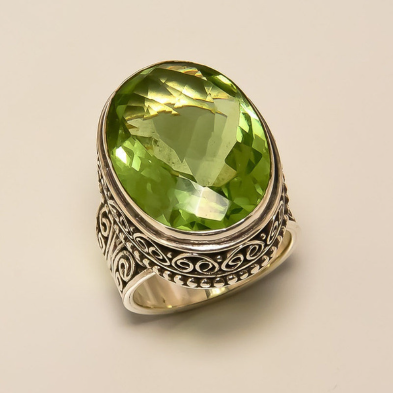 Vintage Peridot Grüner Zirkon Ringe für Frauen Geschnitzter Blumenmuster Ring Mode Kreatives Design Handgefertigter Hochzeitsschmuck