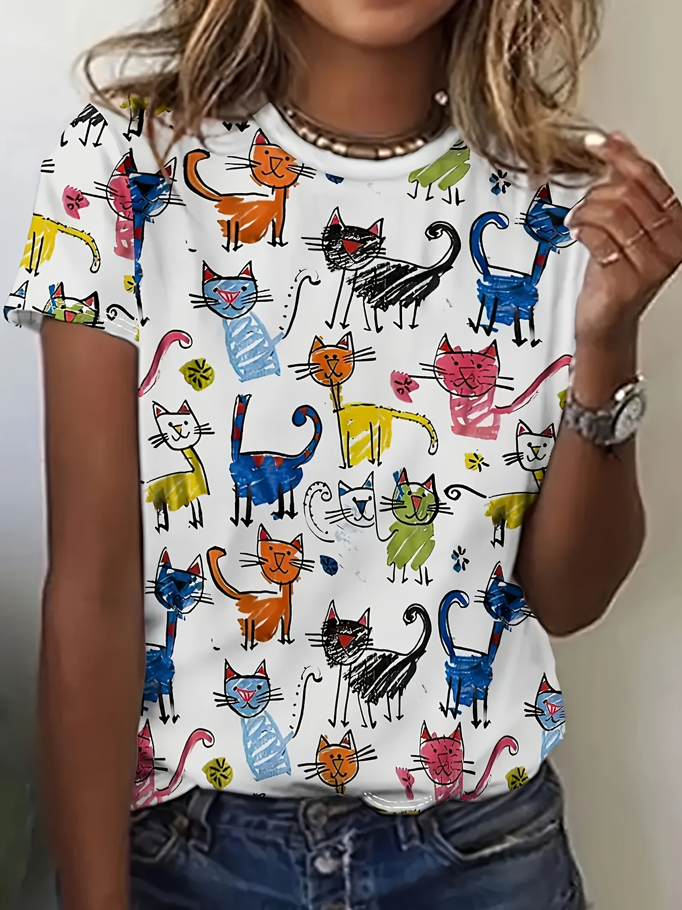Maglietta da donna con gatti colorati bianchi - Grafica divertente con gatti, grazioso design con stampa di cartoni animati per l'uso quotidiano casual