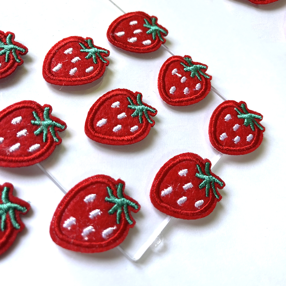 Barato 10 pçs bonito bordado mini remendos de morango ferro em apliques para jeans diy acessórios de roupas