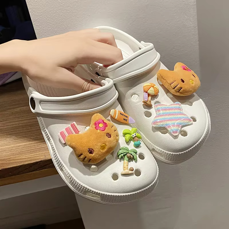 Venda quente conjunto de amuletos de sapato de resina hello kitty acessórios de decoração de sapato de pelúcia fofos estilo de férias de praia removível