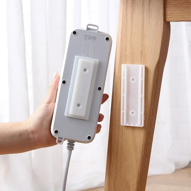 自己粘着デスクトップソケットフィクサーケーブルオーガナイザー壁掛け電源タップホルダーフィクセータープラグイン取り外し可能な壁取り付けフィクサー