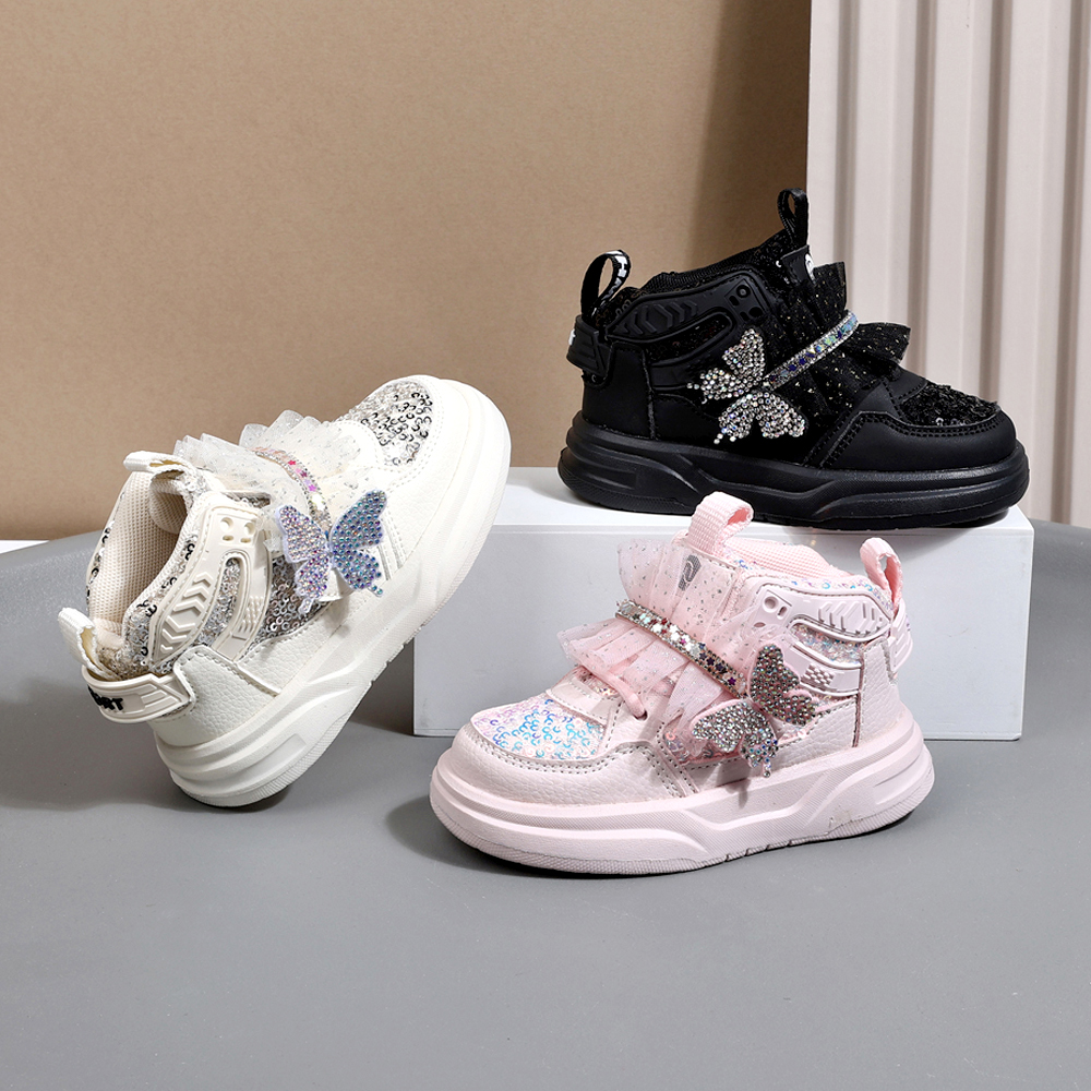 Nowe buty dziecięce na jesień 2025, skórzane, sportowe, dla maluchów, z błyszczącymi, uroczymi motylkami, miękka podeszwa, modne sneakersy dla dziewczynek.
