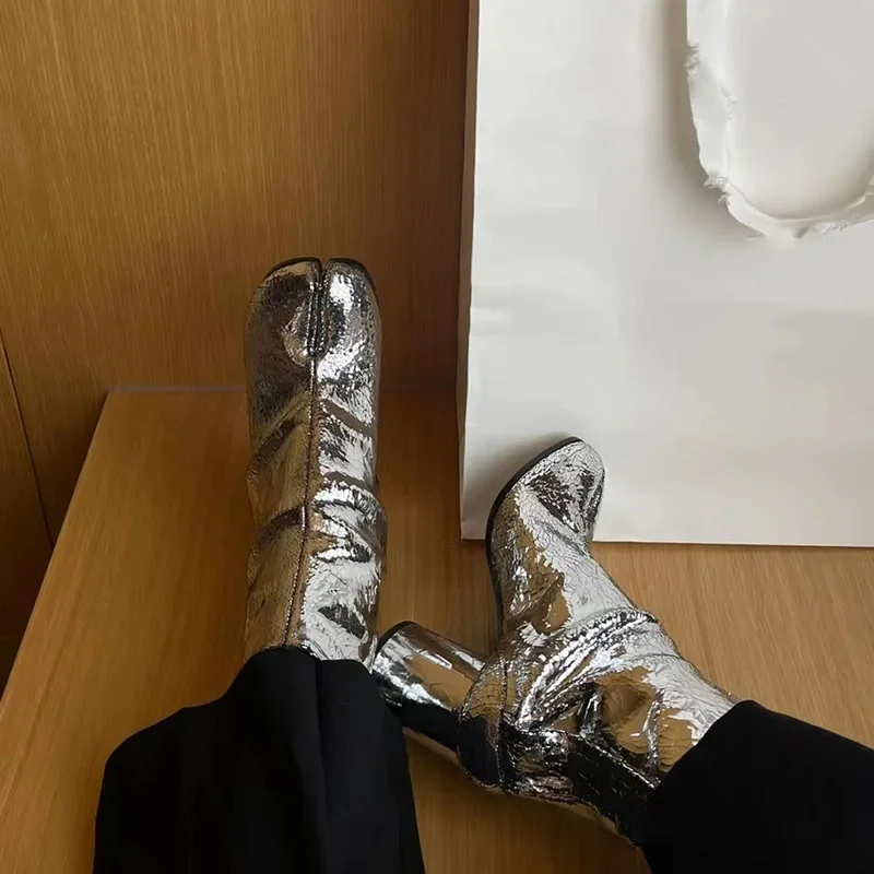 Zapatos Tabi de cuero genuino de diseñador de marca de lujo, botines de tacón grueso plateados con espejo roto, botines con punta abierta para mujer