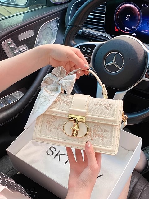 Neue chinesische und luxuriöse Make-up-Tasche mit bezaubernder Dekoration und Schals. Beliebte vielseitige Hand-Umhängetasche für Damen