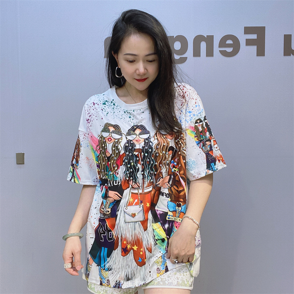 Kaus bercetak mode 2024 untuk wanita, atasan kaus lengan pendek manik-manik berlian karakter warna-warni kasual untuk wanita musim panas