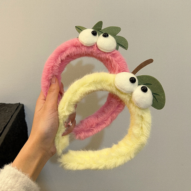 Pluche harige ogen hoofdband Leuke cartoon roze aardbei haarband vrouwen meisje wassen gezicht make-up haaraccessoires