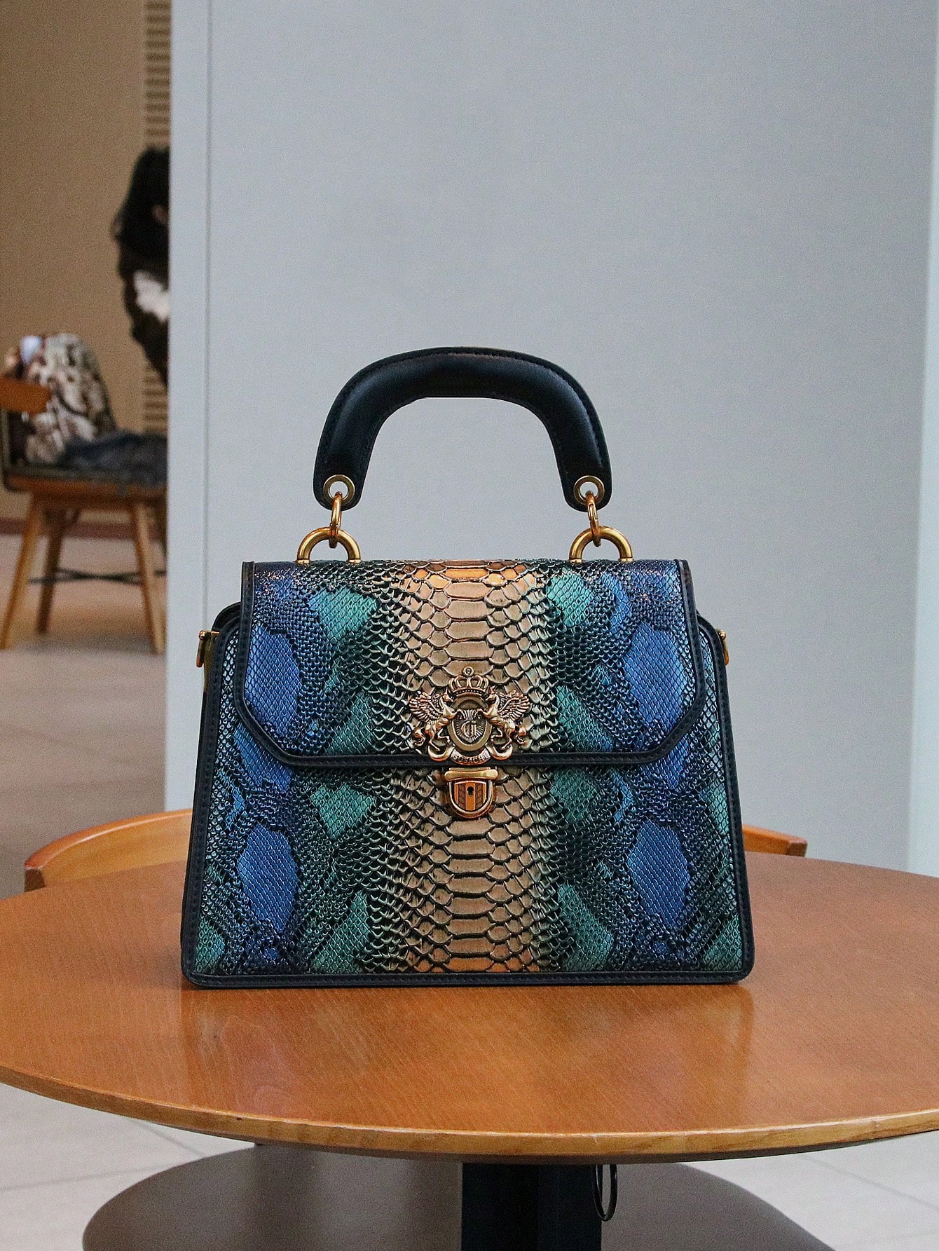 Luxe op maat gemaakte 2025 nieuwe retro dameshandtas, modetrend heavy industry luxe blauw gouden slangenprint handtas volwassen stijl