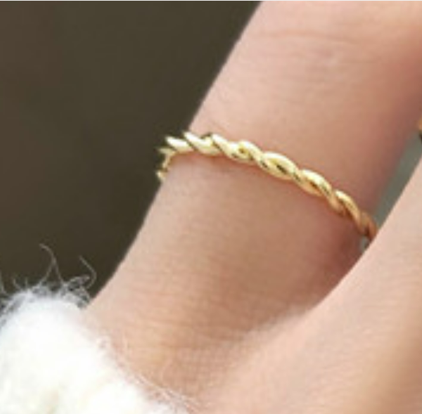 El anillo minimalista de aleación de plata es ajustable.