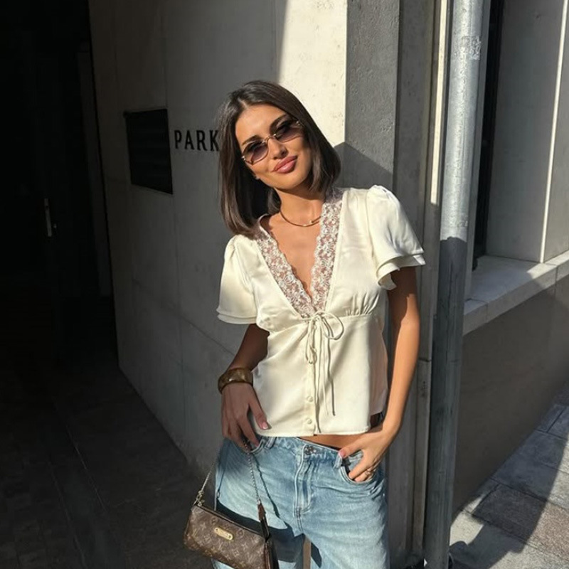 Camisetas Femininas de Renda Sólida com Decote V e Mangas Curtas, em Cetim, Ajuste Slim, Estilo Streetwear, para o Verão, Estilo Hot Girl 2026