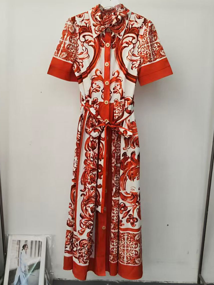 Gaun kemeja wanita musim panas dengan motif porselen biru dan putih, lengan pendek, rok panjang, dan desain yang mengecilkan pinggang serta membuat tubuh tampak ramping.