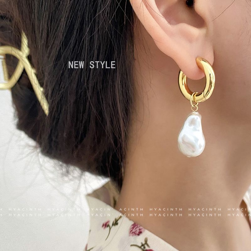 Orecchini pendenti a cerchio Nuovi orecchini di perle barocche vintage Colore oro Clip per orecchie rotonda Temperamento da donna Regalo elegante per feste di gioielli