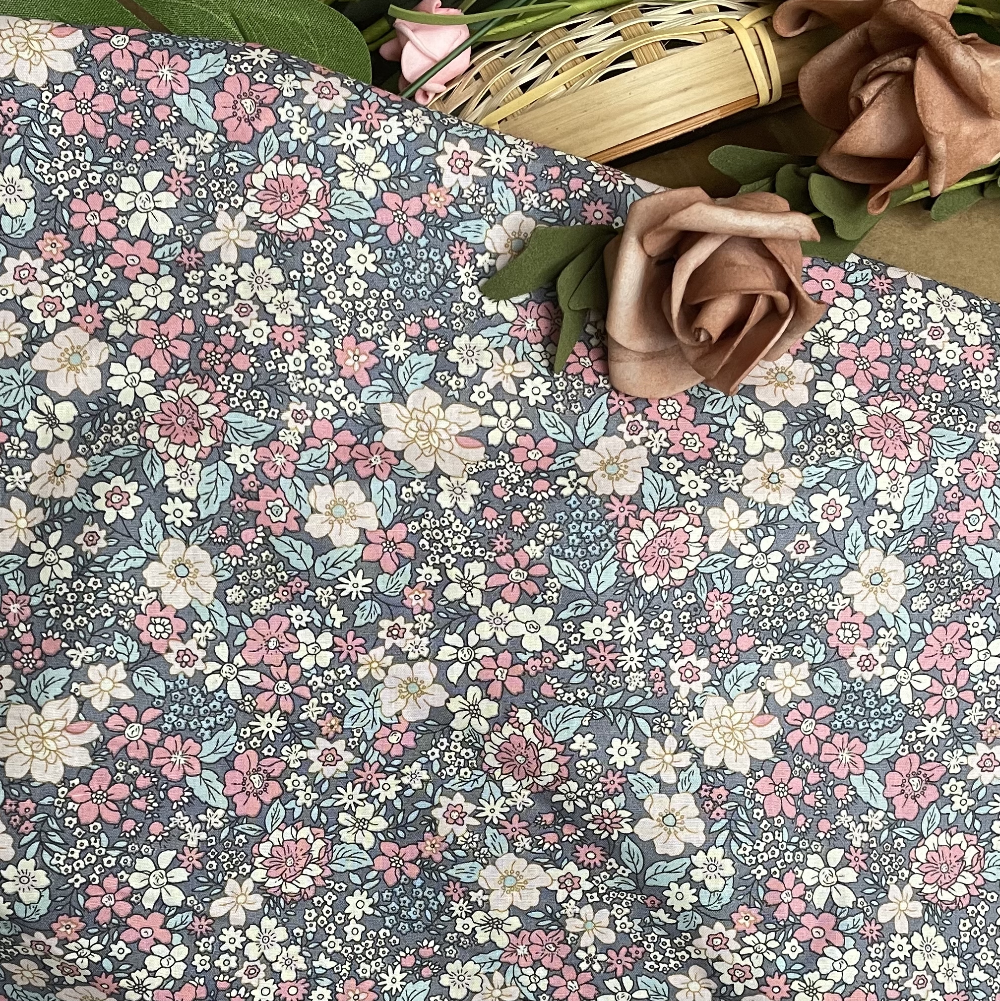 ชุดเดรสผ้าดีไซน์ดั้งเดิม40S ผ้าฝ้าย100% สีเทาสีน้ำเงินย้อนยุคออกแบบโดยดีไซเนอร์สำหรับตัดเย็บผ้า