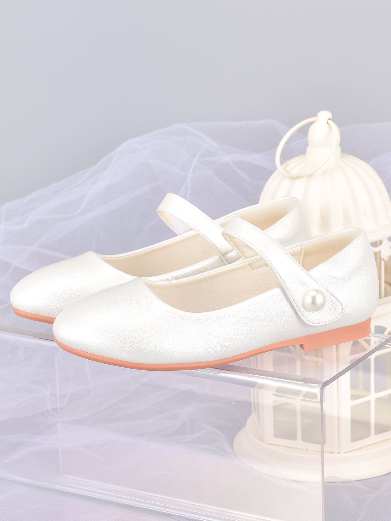 Białe buty księżniczki dla dziewczynki, odpowiednie do stroju na występy dziecięce, eleganckie buty wizytowe, buty na przyjęcie, buty dla dziewczynki sypiącej kwiatki na wesele.