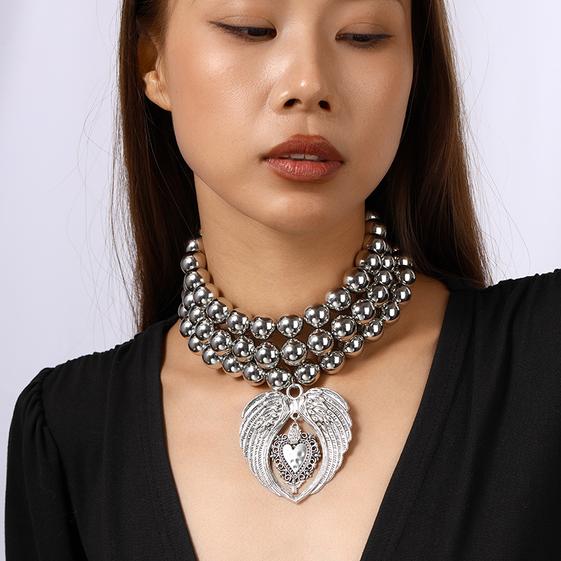Collar Punk exagerado de cuentas hecho a mano para mujer, gargantilla con colgante de corazón y ala de Metal, regalos de joyería para fiesta y Festival para niñas