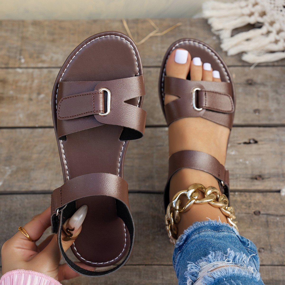 Damskie letnie sandały na płaskiej podeszwie z metalową klamrą, modne buty damskie z odkrytymi palcami, codzienne rzymskie buty plażowe dla kobiet, 2026.