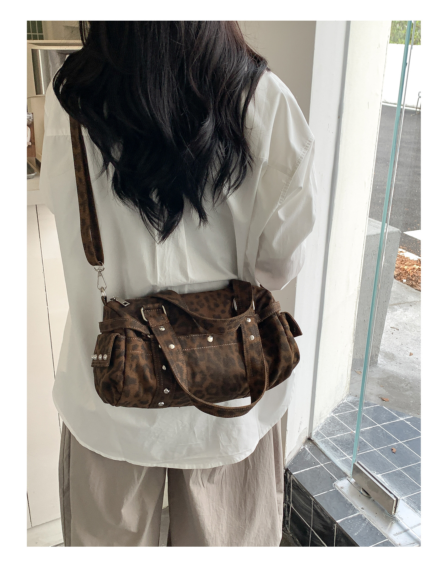 Borsa a tracolla da donna a forma di barile con rivetti leopardati, stile motociclista, casual, modello Boston, nuova collezione 2026