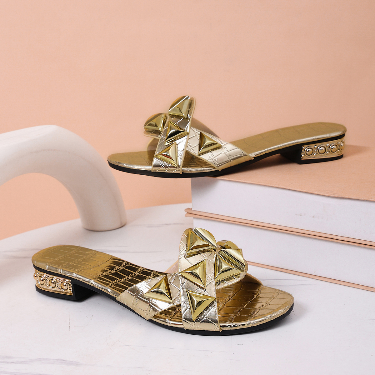 Scarpe estive da donna Infradito da donna Designer Pantofole da esterno femminili Estate Nuovi sandali di lusso Scivoli open toe da passeggio alla moda