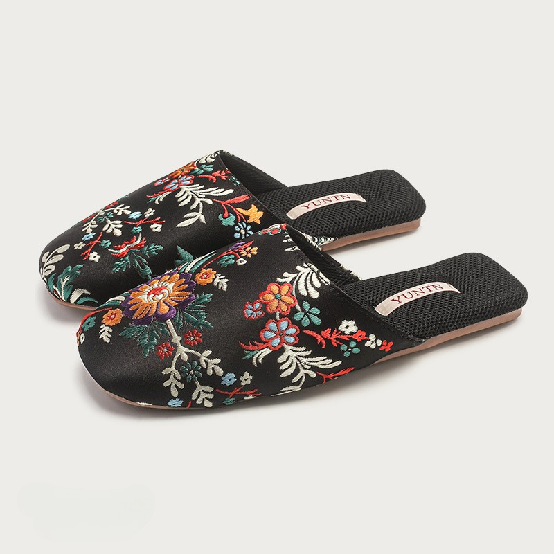 Elegante Satin bestickte Blumenhaus Hausschuhe Frau Herbst neue warme Baumwolle Hausschuhe lässig Komfort weiche Sohle Seide flache Slipper