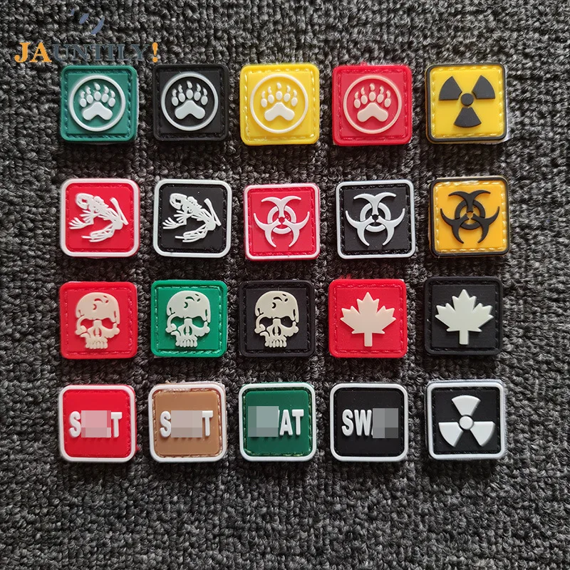 Mini parches de insignias pequeñas de PVC, brazalete ligero, pegatinas de decoración de mochila de ropa, Calavera bioquímica, garra de oso brillante, 2,5x2,5 cm