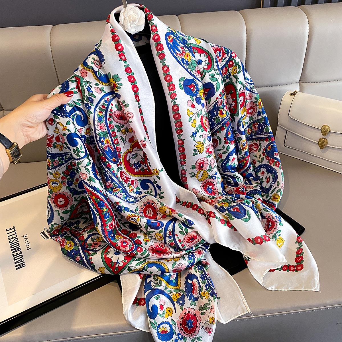 Grand foulard en Satin de soie pour femmes, 180x90cm, imprimé à la mode, Styles de printemps et d'été, nouveau châle enveloppant, main féminine, 2025