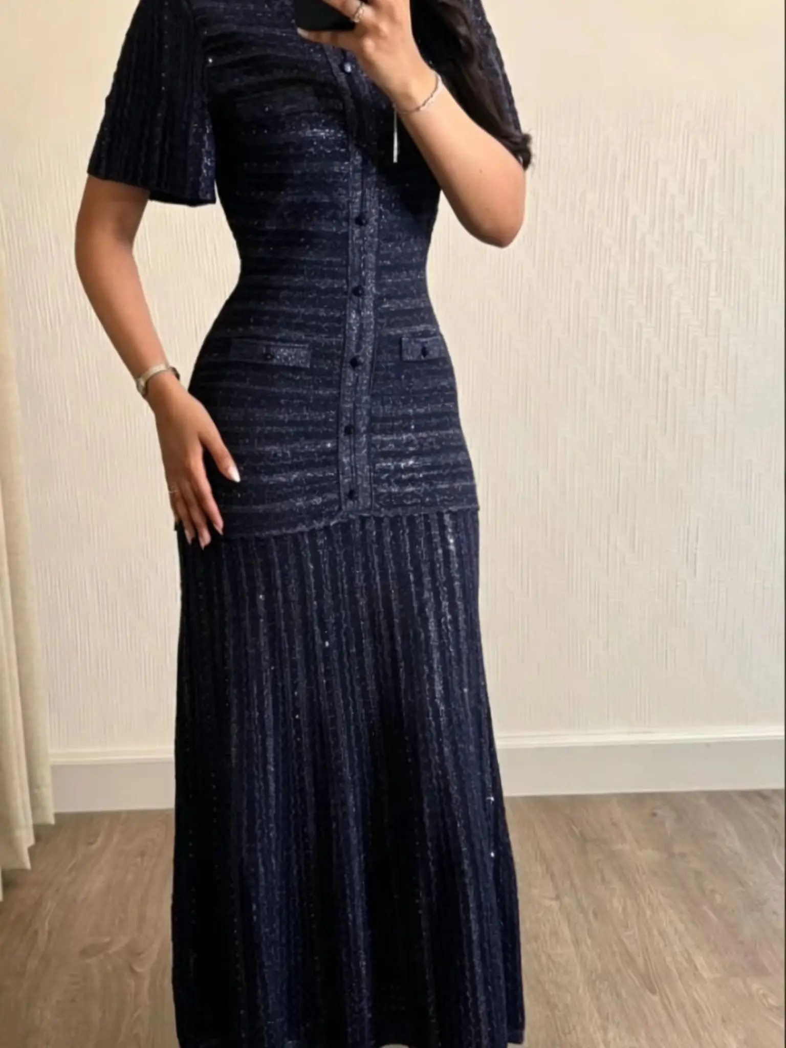 Figurbetontes Strickkleid mit Aushöhlungen Kurzarm Einreihig Lässiges Elegantes Midikleid für Damen Europäisch-Amerikanischer Stil Neu