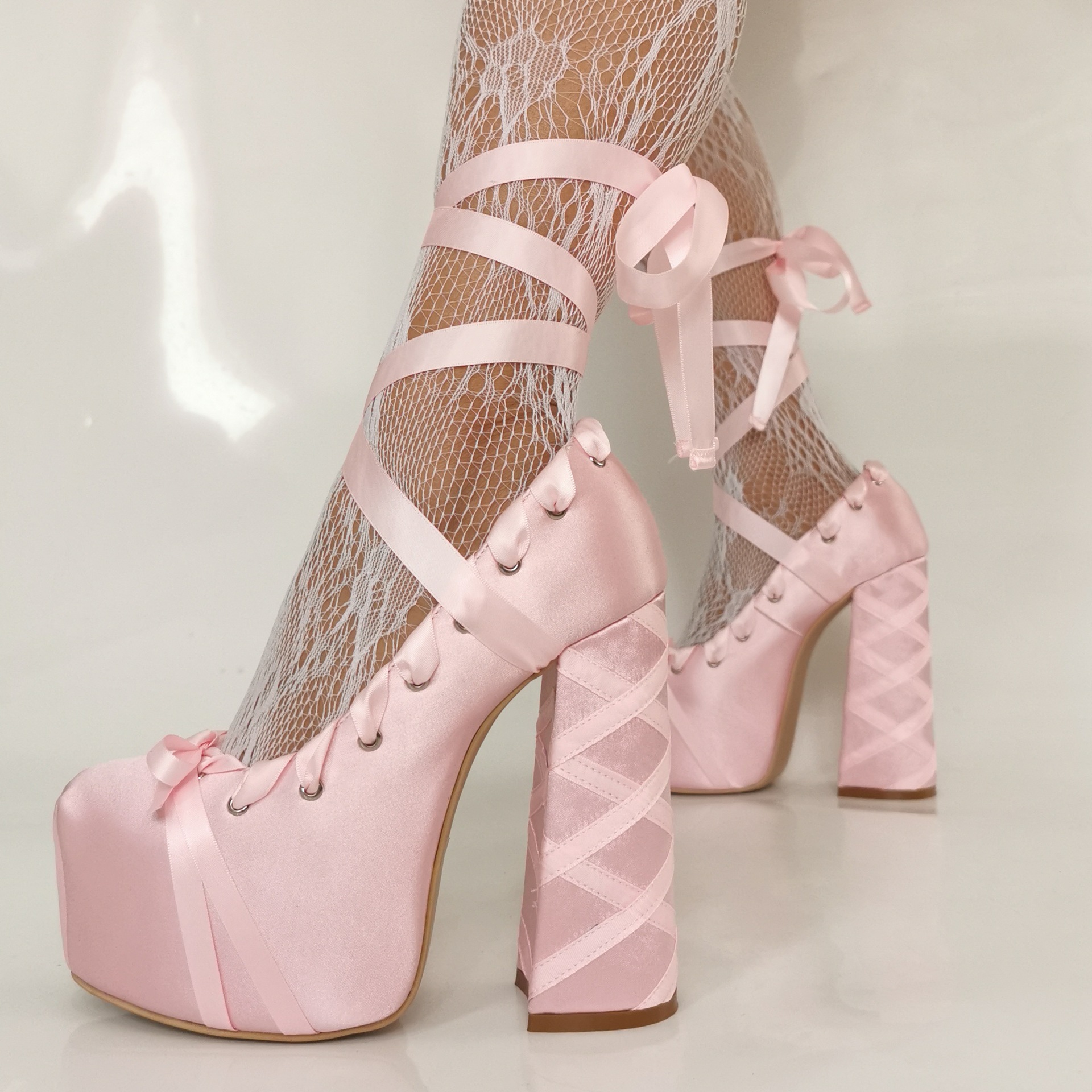 Rosa gekreuzte Plateau-Sandalen für Mädchen, High Heels für Damen, runde Zehenpartie, Schnürung, gewebter weißer Satin, sexy Spitze, rosa Tanzpumps