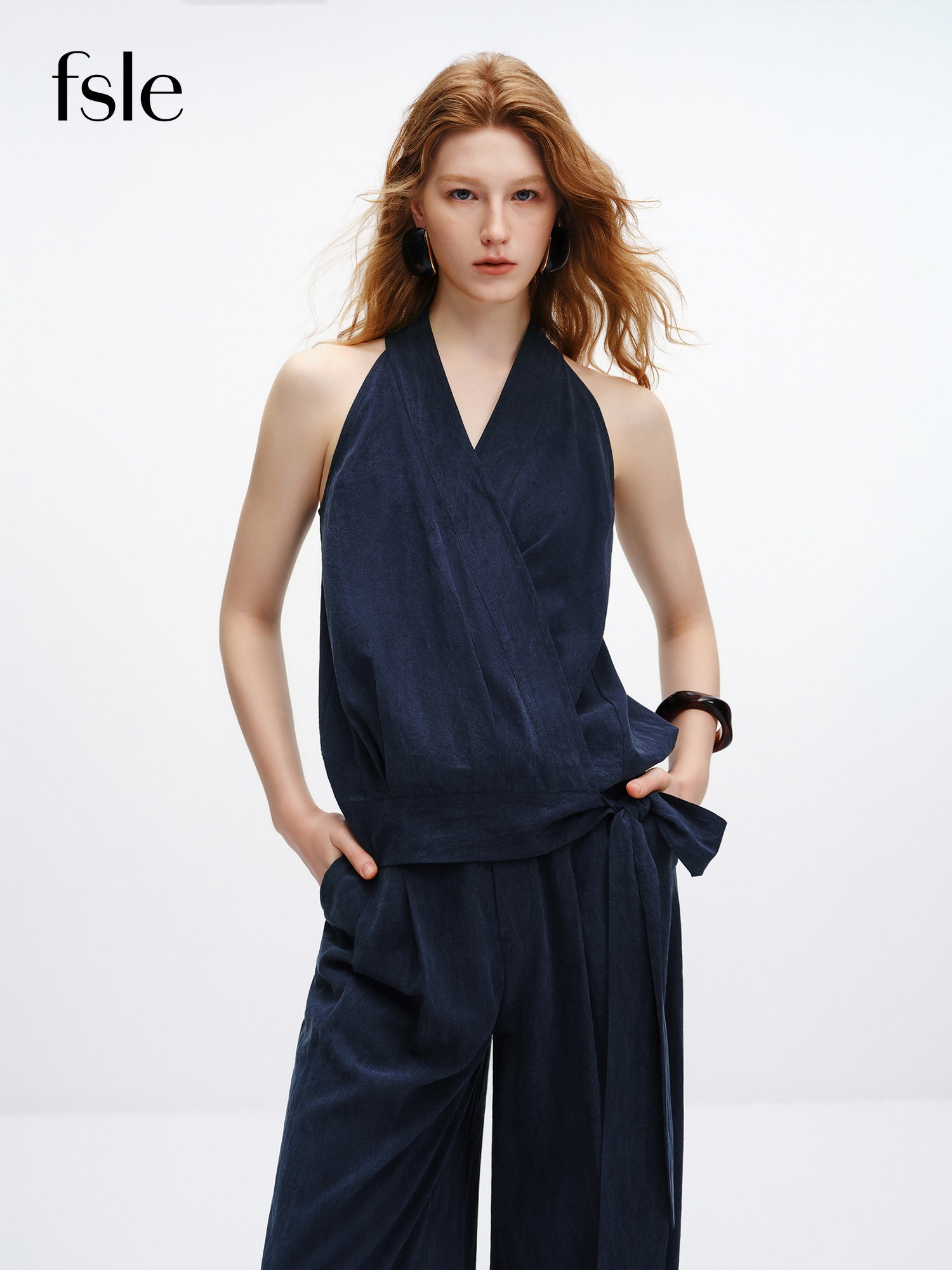 FSLE【Série Premium】 Conjunto Coordenado Feminino de Verão 2026 com Blusa Decote V e Amarração Frontal e Calça Pantalona para o Escritório e Deslocamento