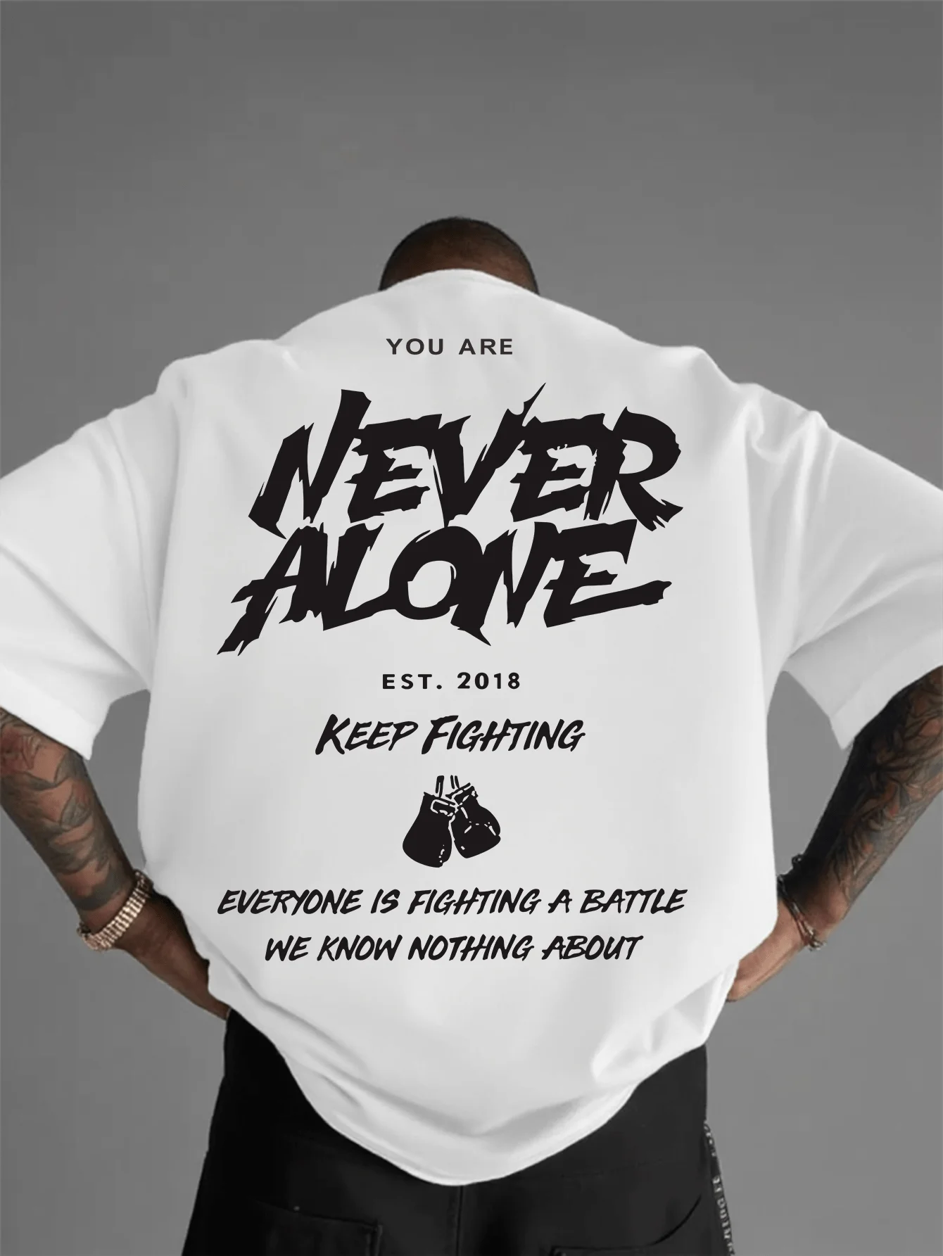 Motivierendes Never Alone Boxing-Grafik-T-Shirt für Herren, weicher, atmungsaktiver Stoff, reguläre Passform, lässiges T-Shirt, inspirierendes Zitat EST