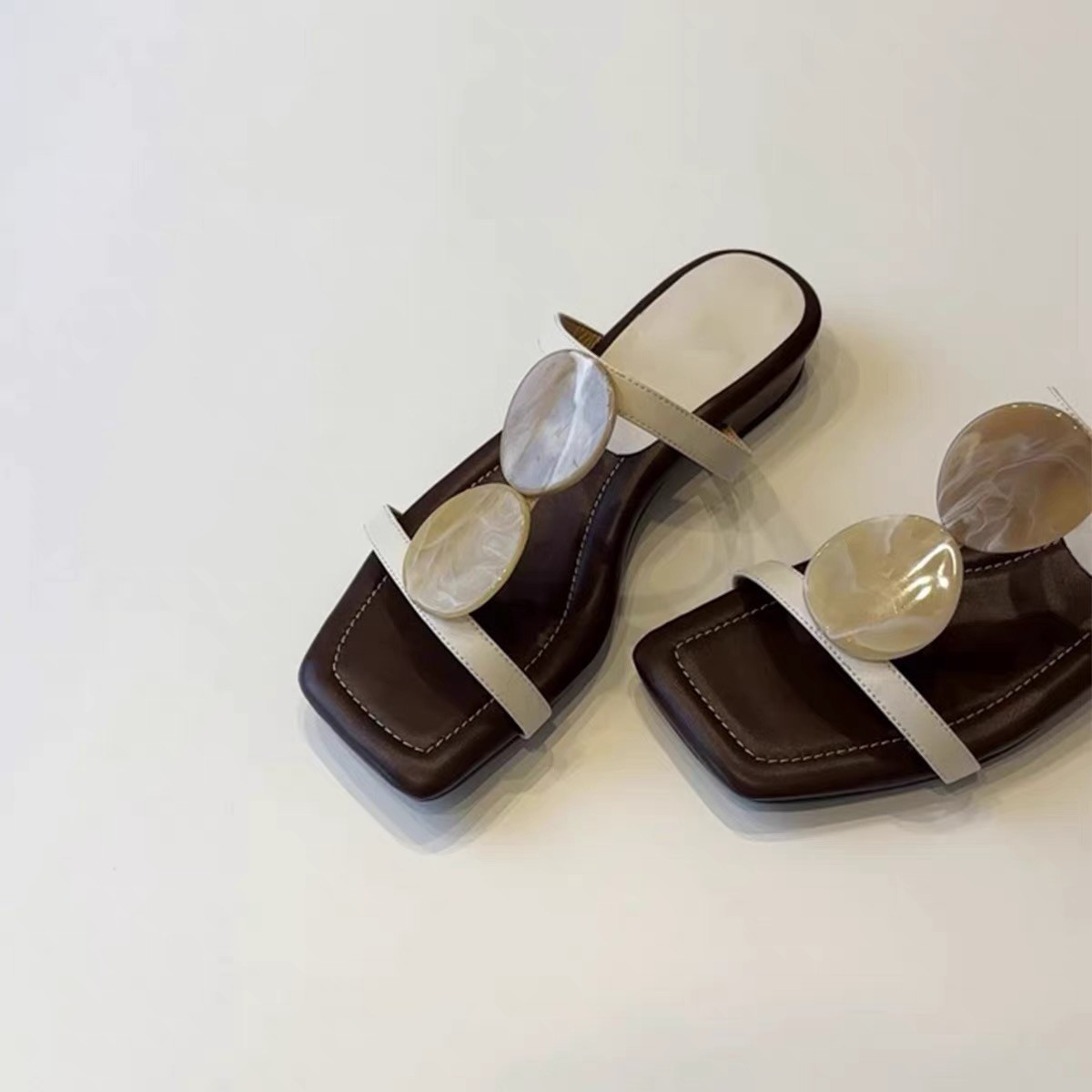 2025 Nieuwe Schapenvacht Versie Romeinse Stijl Platte Bodem Sandalen Dames Outdoor Wear Open Teen Vierkante Kop Elegantie Strand Schoenen