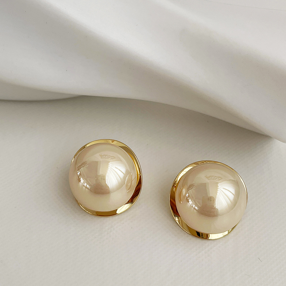 Anting-anting kancing mutiara emas sederhana elegan ringan mewah baru 2024 anting-anting logam lucu mode perhiasan hadiah pesta