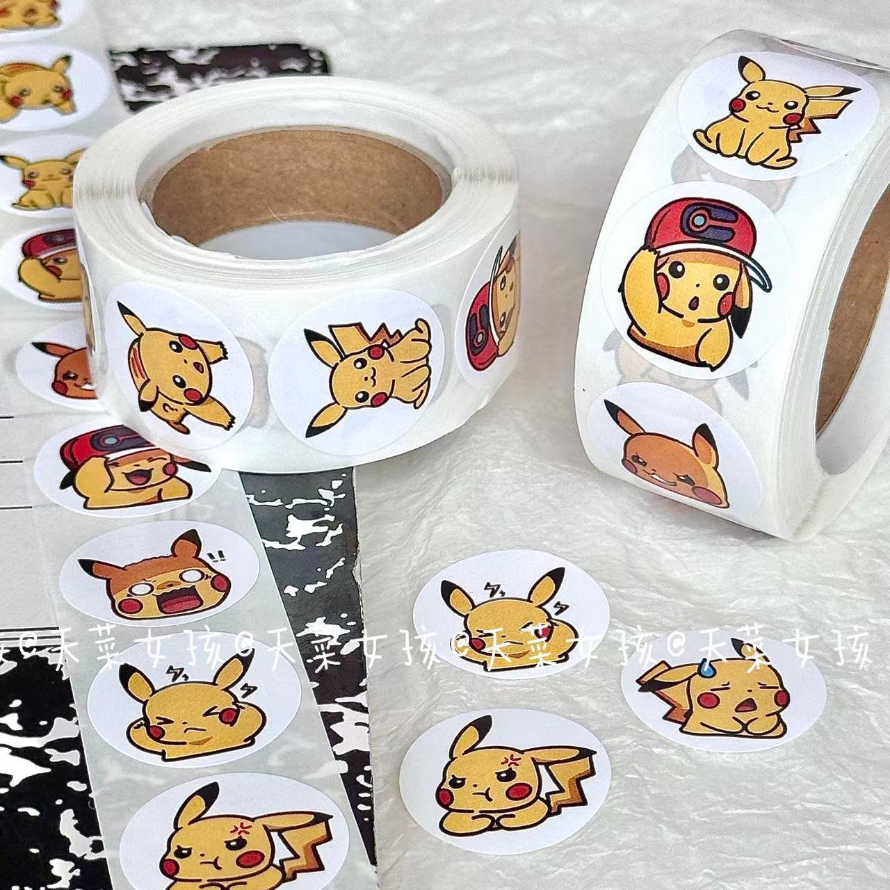 500PCS 애니메이션 귀여운 포켓몬 피카추 스티커 Kawaii Charizard 라운드 인감 스티커 롤 스티커 낙서 수하물 스티커 장난감