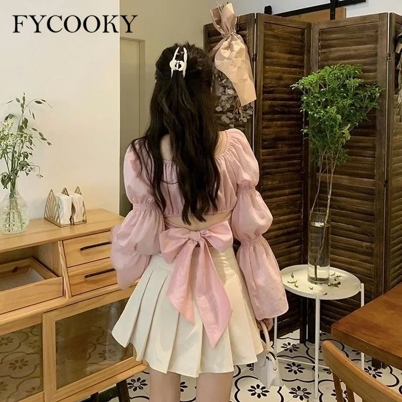 Camicie con maniche a sbuffo sul retro Camicette con fasciatura con fiocco francese autunnale da donna 2025 Nuovo top corto con collo quadrato nero rosa femminile