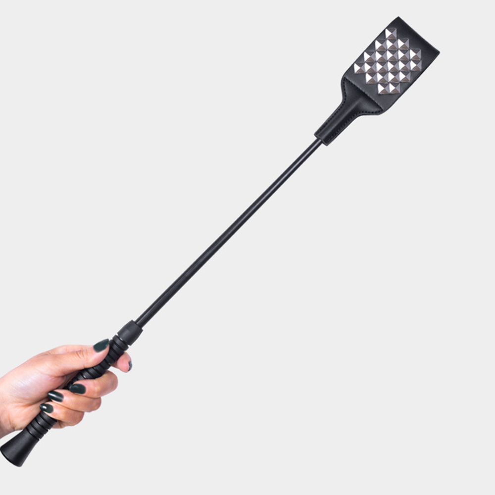 Látigo de paleta de cuero PU de 53CM, látigos de cuero de PU para montar, paleta de azotes de murciélago con remache Punk plateado