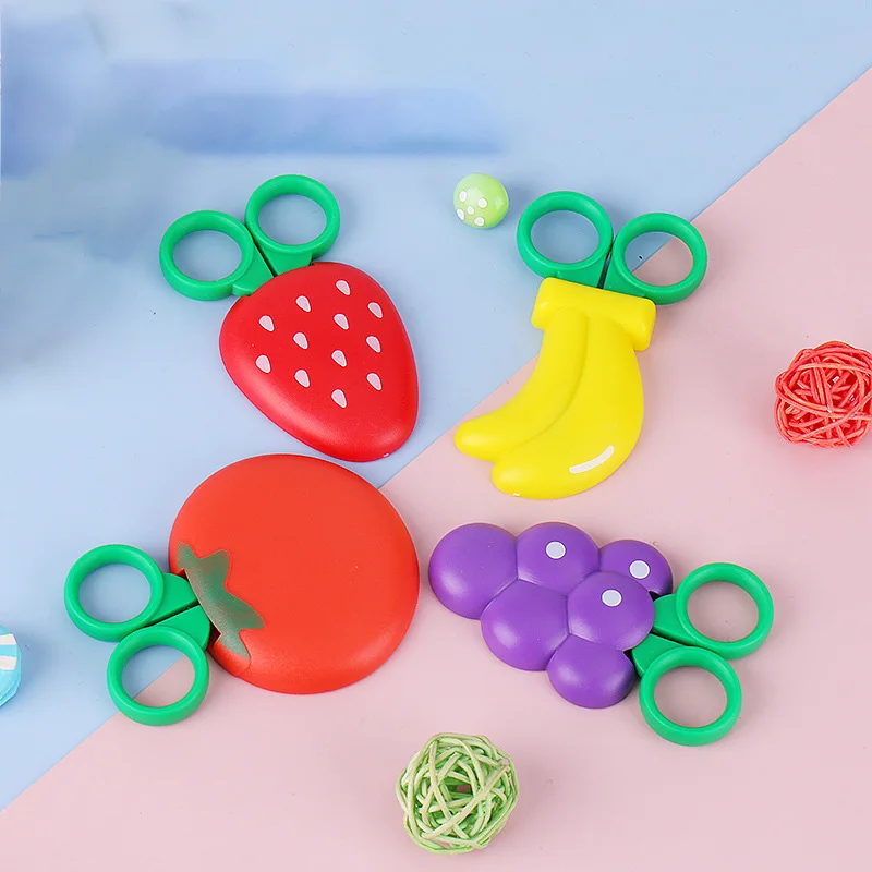 1 Pcs Cartoon Fruit Magnetic Tiny Scissors Child Manual Safety Paper Scissors Cute Strawberry Student Stationery