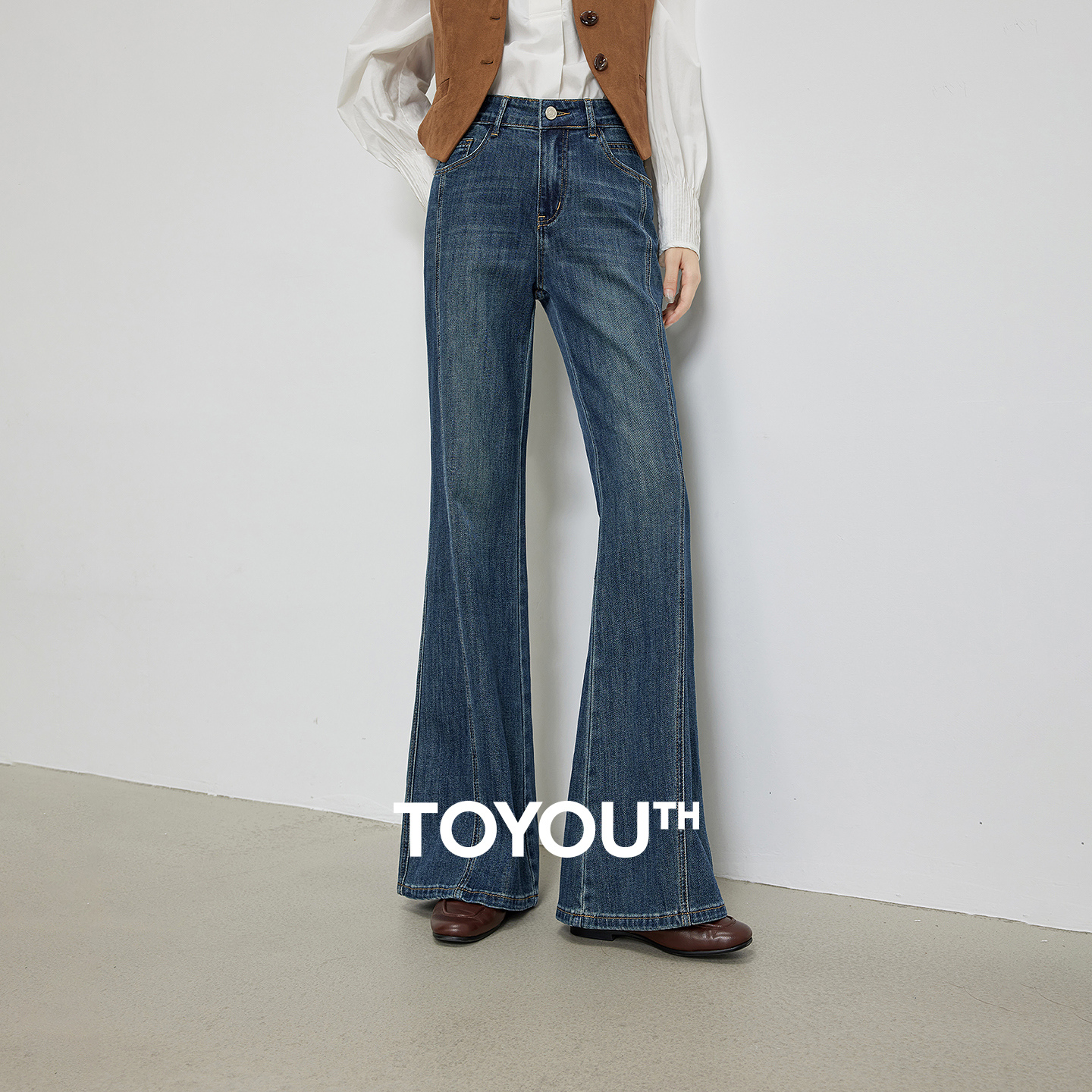 Calça Jeans Feminina TOYOUTH Azul Glaze Desconstruída com Recortes em Algodão Elástico, Nova Coleção Outono 2026, Modelo Slim Fit Evasê Chique