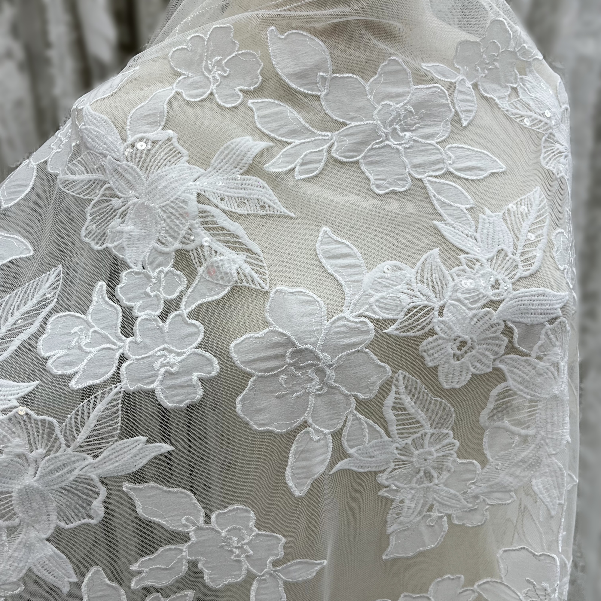 El nuevo exquisito encaje tridimensional bordado a mano es adecuado para el diseño de tela de vestidos de boda y noche