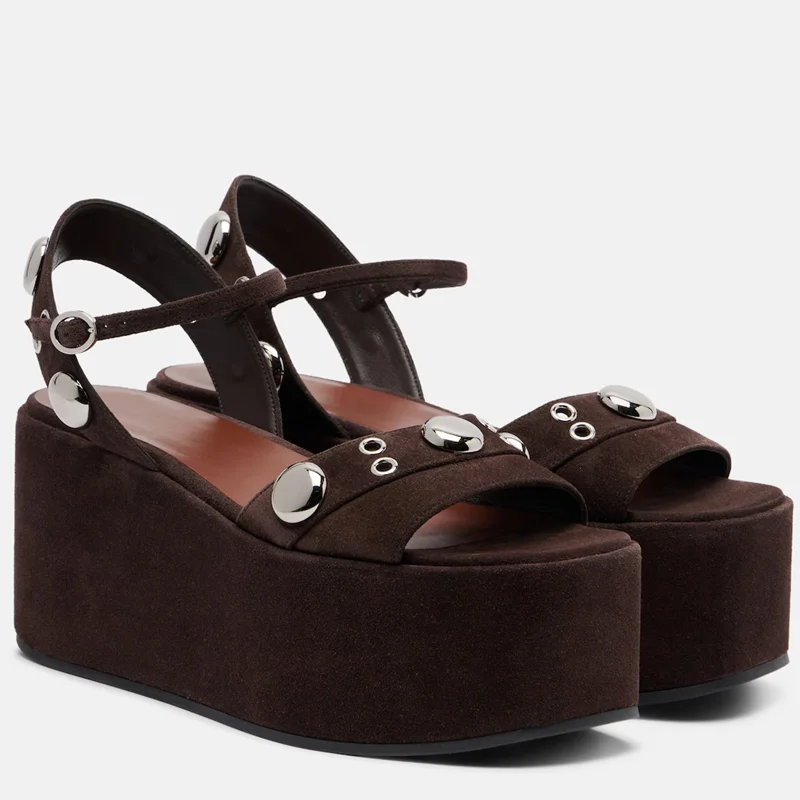Metallnieten-Plateau-Wildledersandalen Sexy Eckige Spitze Einriemiger Shingback-Sandalen Maßgefertigte Neuheiten Modische Damenschuhe