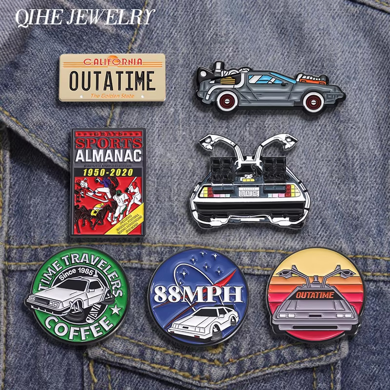 Kartun Retro mobil olahraga Pin Enamel fiksi ilmu pengetahuan film terinspirasi kendaraan bros jaket Lapel lencana hadiah perhiasan untuk teman