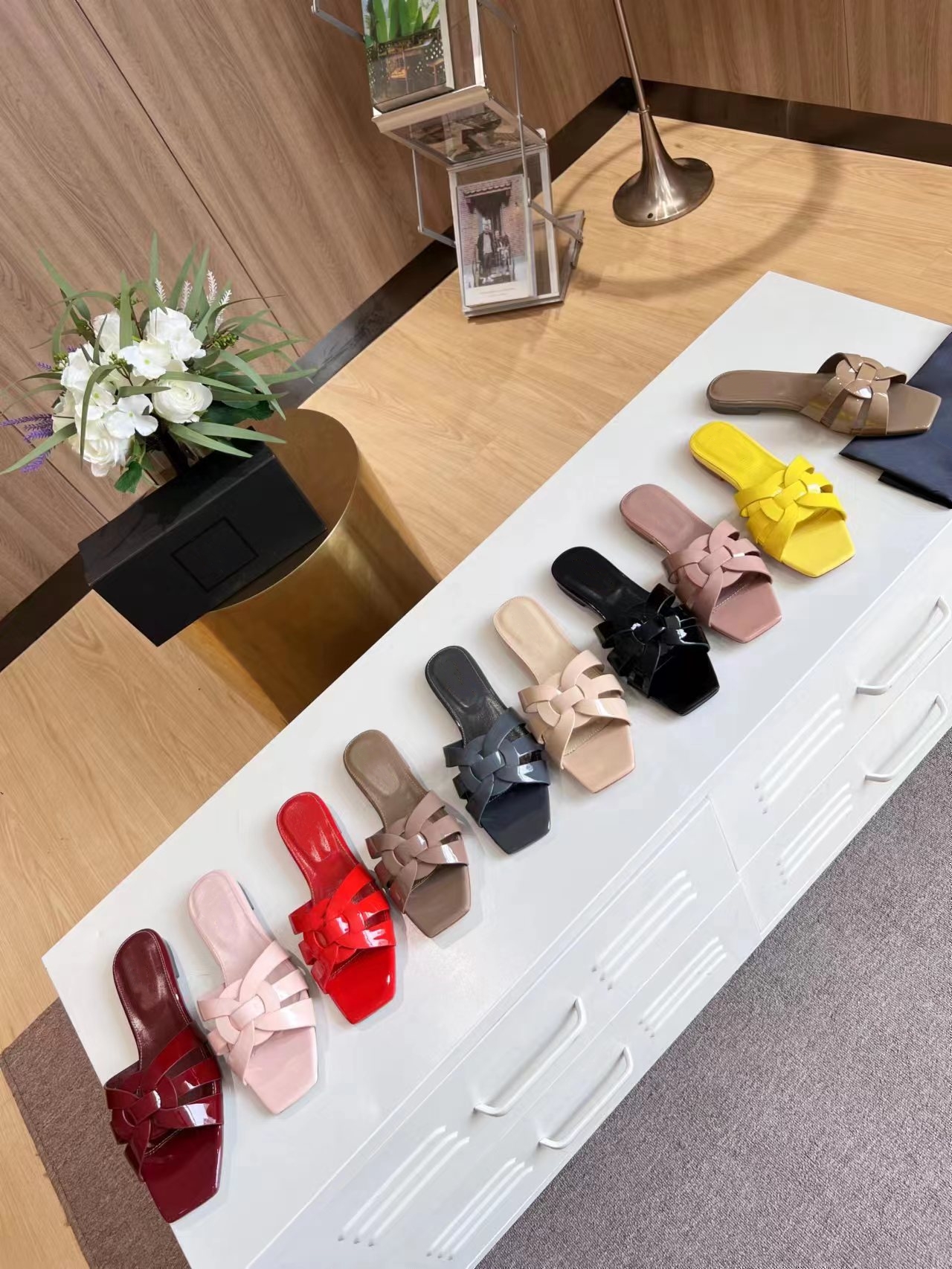 Letnie damskie klapki plus size 34-43, kwadratowy nosek, skóra, płaska podeszwa, odkryte palce, eleganckie, modne, idealne do noszenia na co dzień.