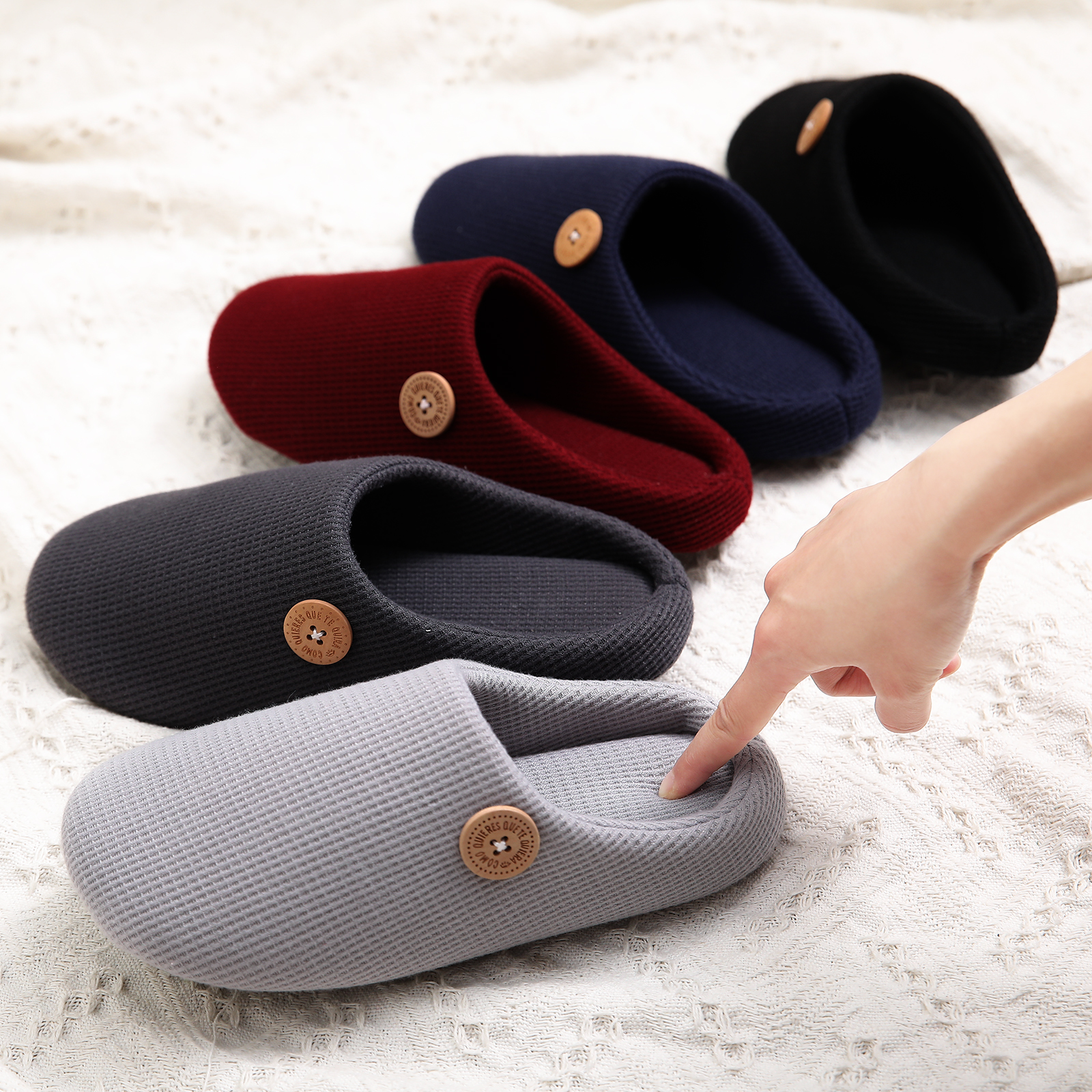 Comwarm ฤดูหนาวรองเท้าแตะผ้าฝ้ายอุ่นสําหรับผู้หญิงผู้ชายรองเท้านุ่มลื่นรองเท้าออกแบบสไลด์คู่รองเท้าแตะในร่ม