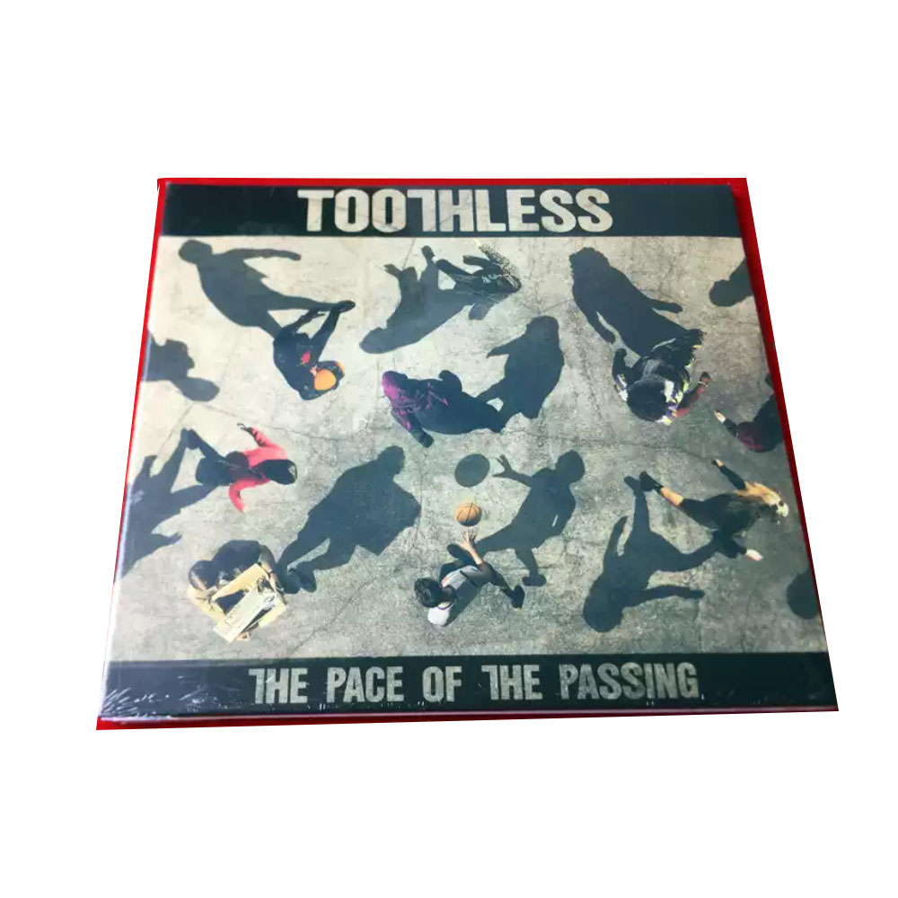 CD Desdentado O Pace of The PassingIt é caracterizado pelo ritmo leve, atmosfera de sintetizador sonhador e letras delicadas
