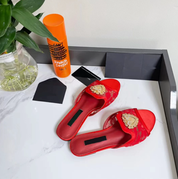 Sommer-Klassiker Damen-Slipper aus Spitze und Mesh mit goldenem Herz-Ornament, offene Zehenpartie, flache Mules, luxuriöse, lässige Strand- und Alltags-Slipper