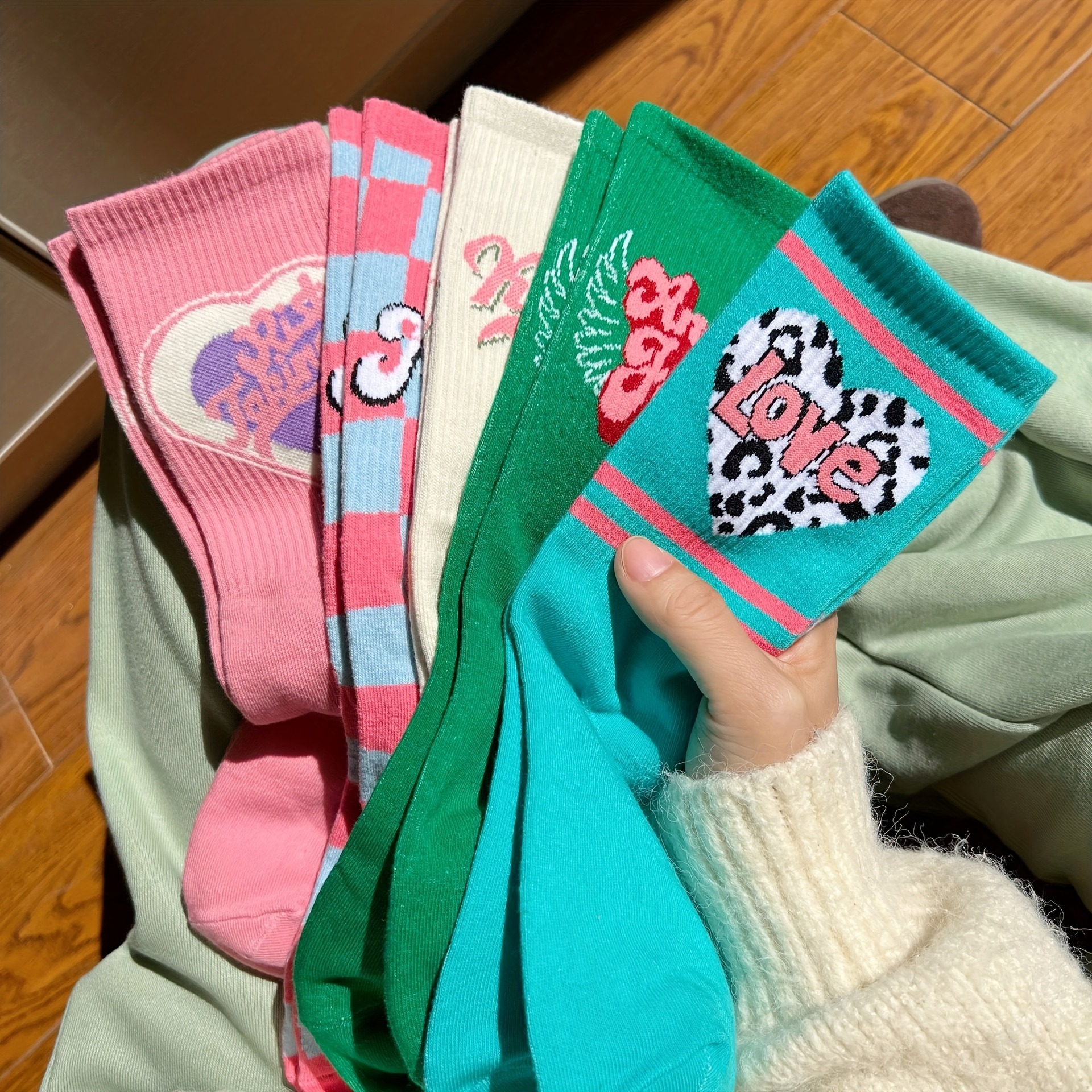 4 Paar Socken mit Buchstaben- und Herzdruck, bequeme und niedliche Street-Mid-Tube-Socken, Damenstrümpfe und Strumpfwaren