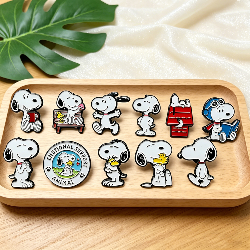 11-teiliges Snoopy-Emaille-Pin-Set, niedliche Cartoon-Broschen mit weißem Hund, Anstecknadeln für Rucksäcke, kreatives Geschenk für Freunde
