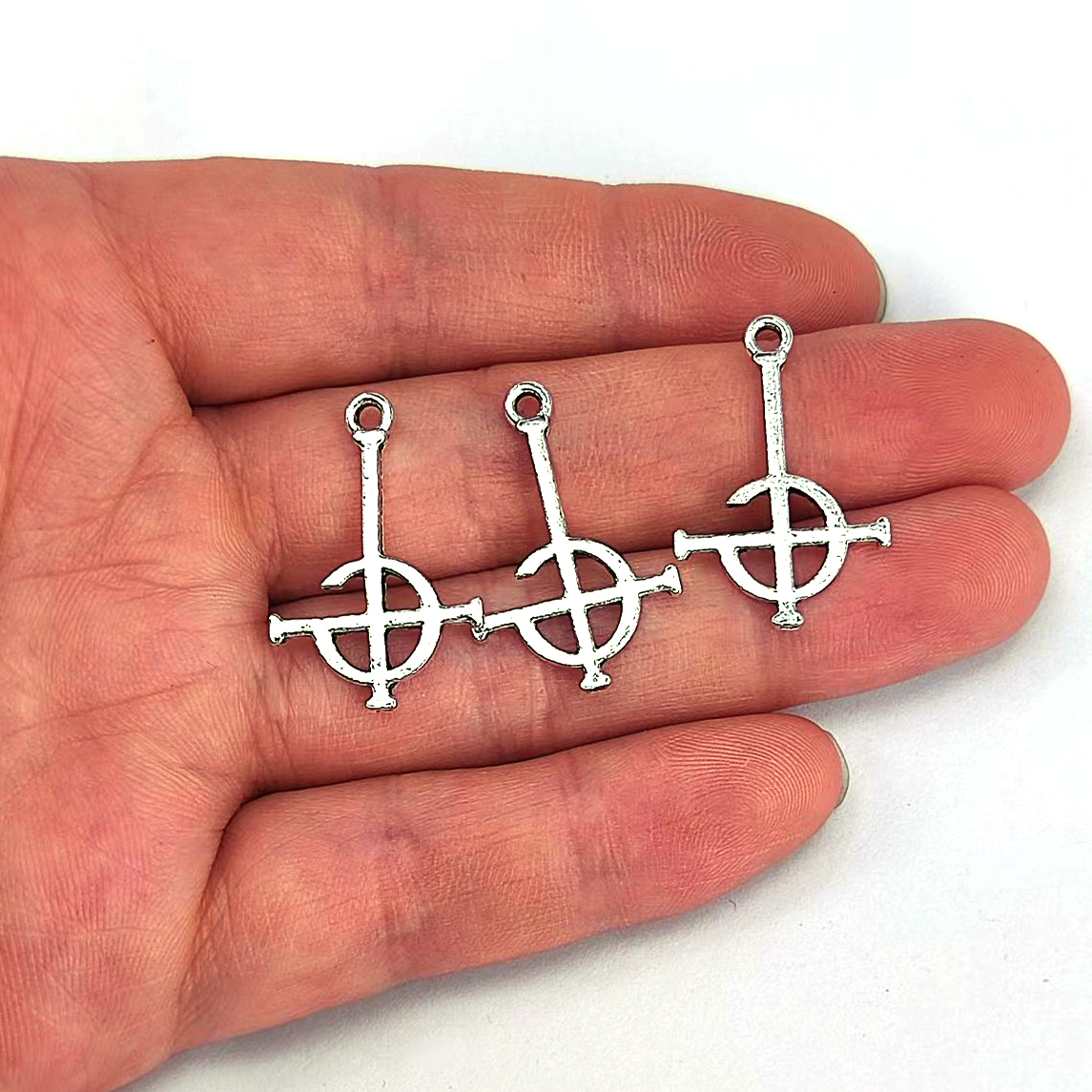 50 pz. Ciondolo a croce misteriosa Ghost Destiny's Gate Key, Charm Punk Cross Ghoul Chain Ghost Band Grucifix Pope Emeritus Fai da te
