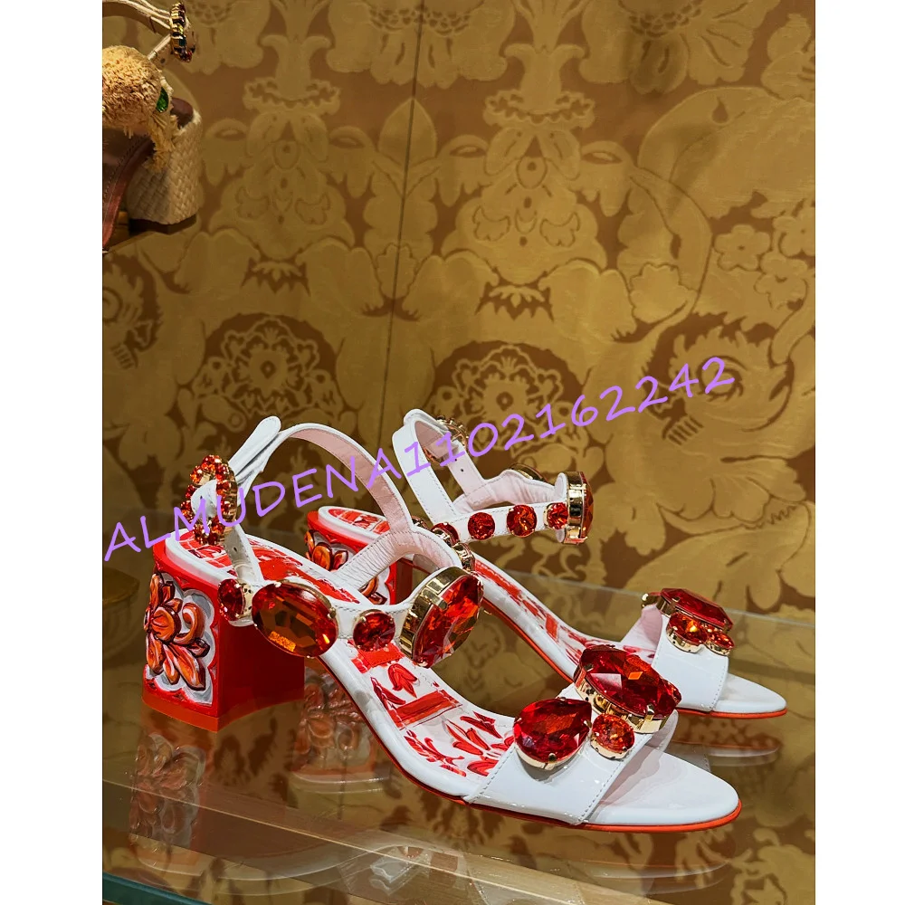 2026 Neue Damen-Sandalen mit Aufdruck, roten Kristall-Strass-Verzierungen, klobigem Blockabsatz, weißem Leder, offener Zehenpartie und Knöchelriemen mit Schnalle