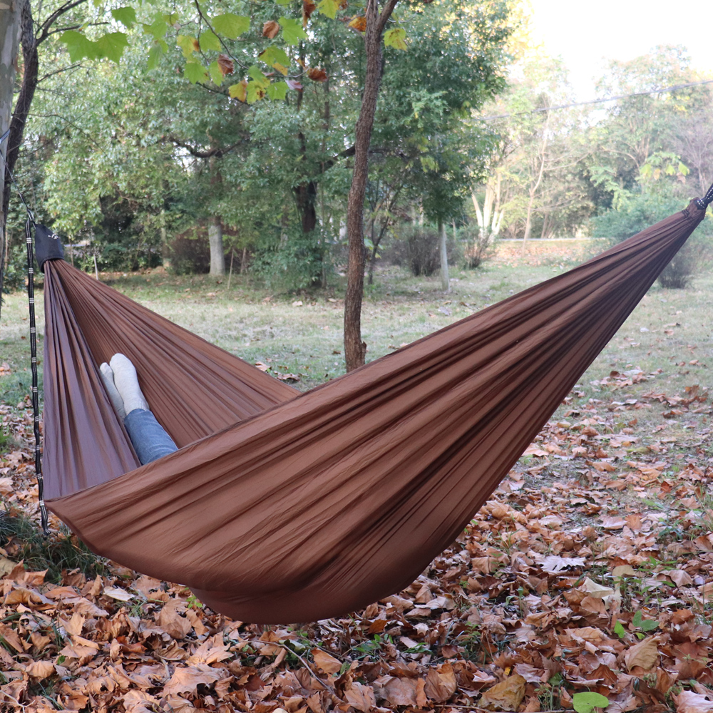 300 x 140 cm Camping-Fallschirm-Hängematte, einzelne tragbare Outdoor-Indoor-Nylon-Hängematte, Schaukel für Erwachsene und Kinder, für Abenteuer, Garten, Hinterhof