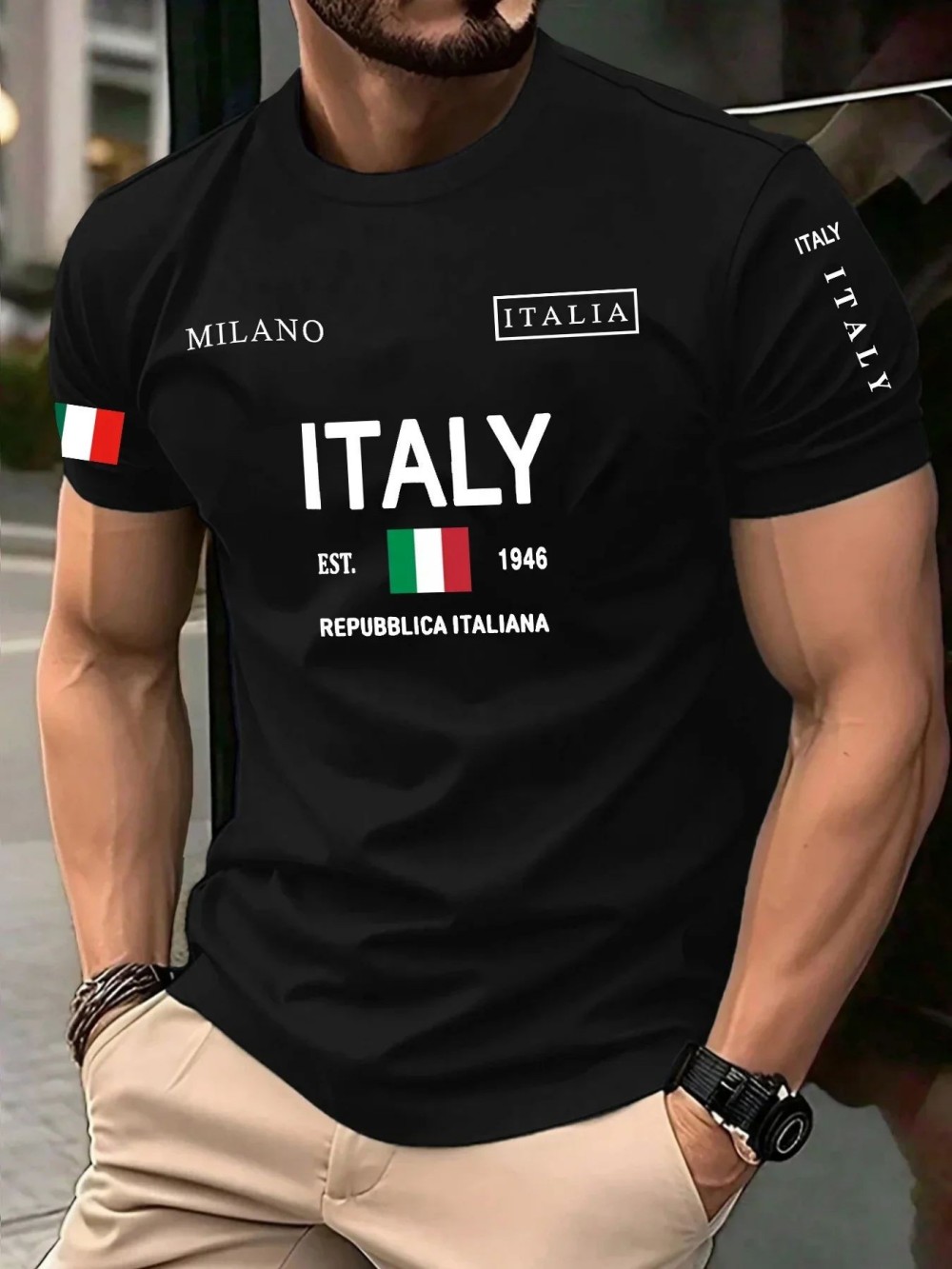 Camiseta masculina europeia e americana de verão com estampa de letras de Milão, macia e respirável, com gola redonda, casual urbana para atividades ao ar livre.
