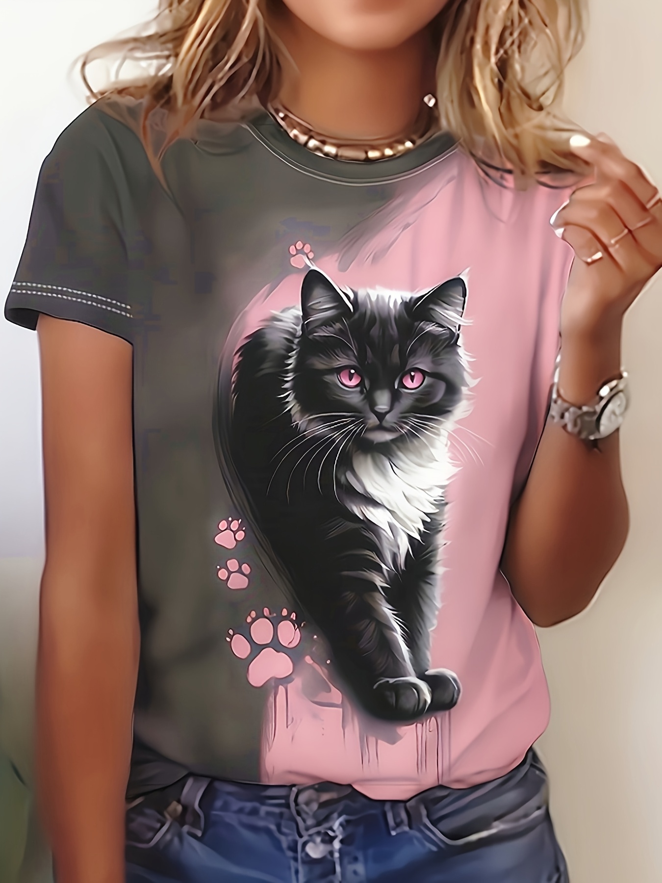 Tweekleurig dames-T-shirt - Grafische afbeelding van een zwart-witte kat met roze ogen, schattig pootafdrukprintontwerp voor casual dagelijks gebruik
